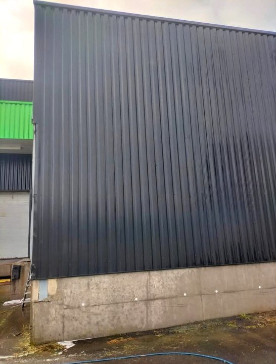 Le bardage après nettoyage, bac acier noir uniforme