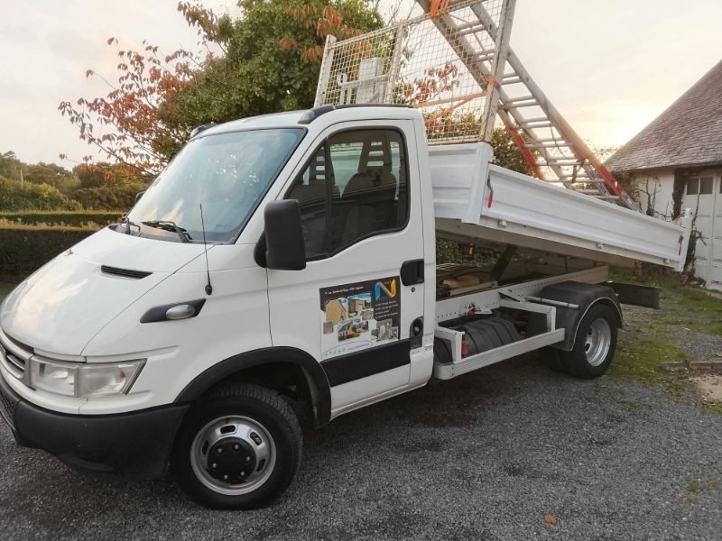 Le camion-benne blanc de Nicolas Rault, échelles arrimées, son logo et ses services sur la portière