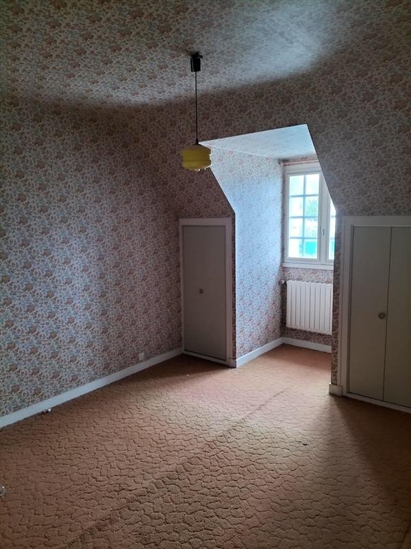 Chambre mansardée tapissée d'un papier peint à fleurs, avant travaux