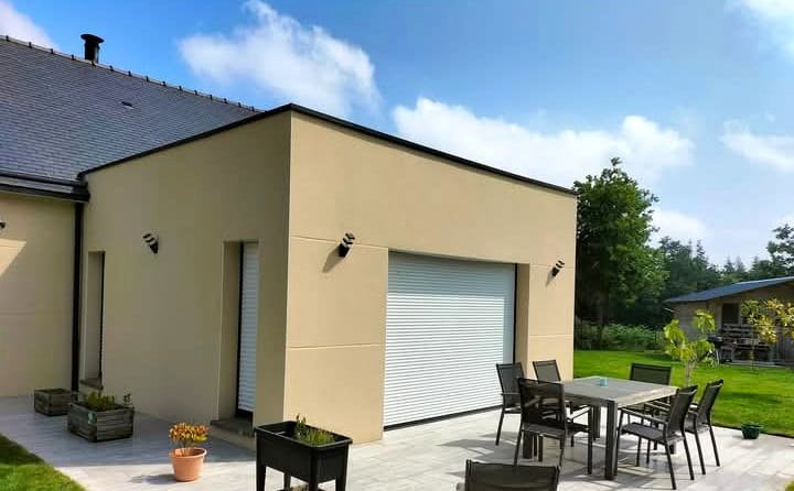 La même extension après nettoyage, enduit propre au soleil, terrasse meublée