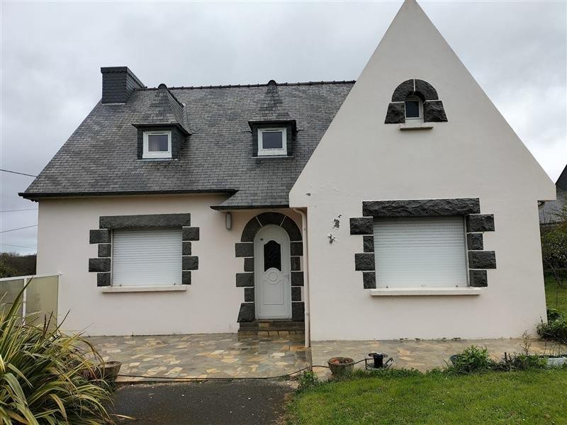 La maison néo-bretonne après nettoyage, enduit blanc et granit propres