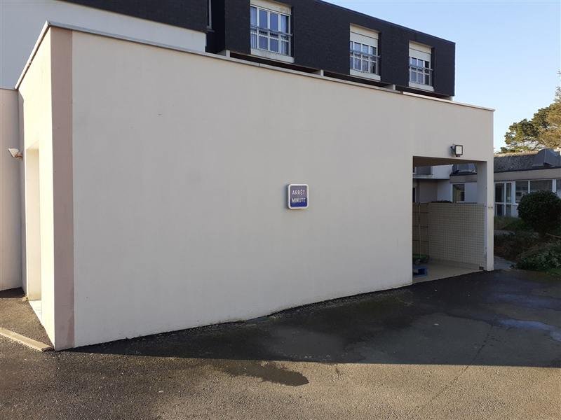Le mur du garage après nettoyage, blanc et uniforme