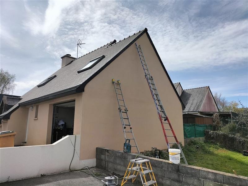Le même pignon après nettoyage, crépi sable uniforme, échelles encore en place