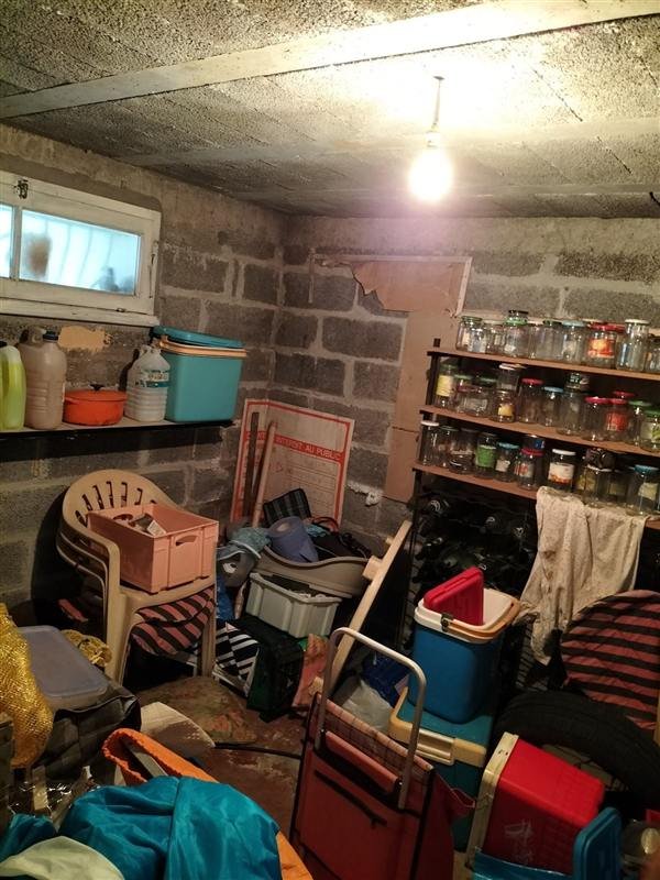 Cave en parpaings remplie d'objets, avant le vide-maison