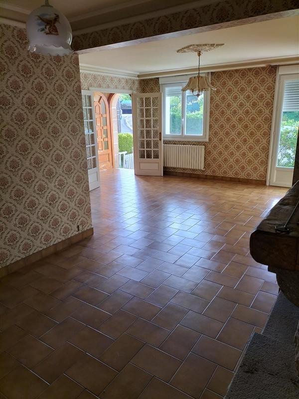 Le même séjour entièrement vidé, carrelage dégagé